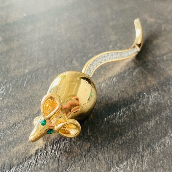 Vintage Butler signed mouse with a swinging tail brooch.Emerald green st… - Picture 3 of 11